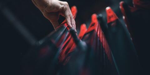 Er du en aktiv skiløper med flere par ski i hver stilart, men kanskje har mistet litt oversikt?
Ønsker du å få målt opp igjen skiene dine, og få anbefalinger til hvilke fører de forskjellige parene bør brukes på?
Har du også sett at noen av parene dine bør slipes opp igjen og få frisk struktur, men lurer på hvilken struktur som fungerer best på forskjellige par?